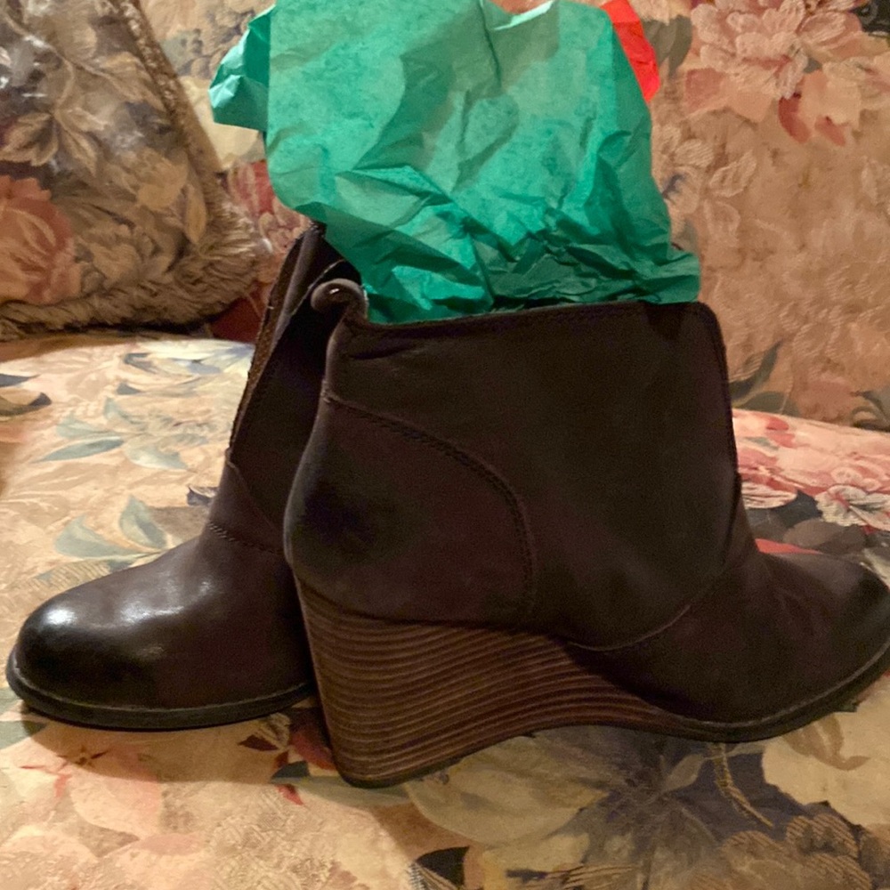 LUCKY BRAND WEDGED HEEL BROWN BOOTIE